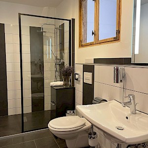 Moderne Badezimmer mit Dusche oder Badewanne